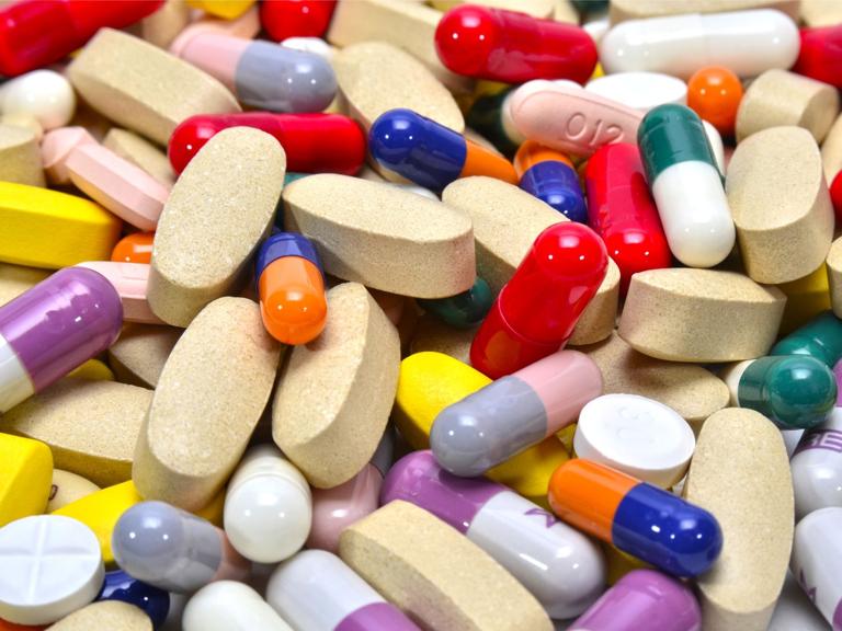 La Corte dichiara che se il prestatore del servizio non possieda la qualifica di farmacista procedendo egli stesso alla vendita dei medicinali non soggetti a prescrizione, lo Stato membro di stabilimento ha facoltà di vietargli la fornitura di tale servizio. 
