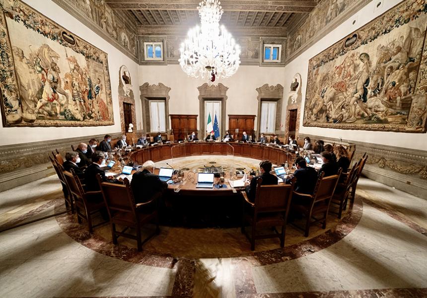 Il provvedimento si compone di 11 articoli. Le modifiche introdotte si sono rese necessarie soprattutto per il coordinamento delle nuove disposizioni e per la semplificazione delle procedure. Sullo sfonda rimane sempre l’obiettivo, richiesto anche dal Pnrr, di una maggiore efficienza della giustizia penale.

Due, spiega una nota di Via Arenula, gli interventi più incisivi sull’assetto attuale relativi agli istituti della ‘stasi del procedimento’ e del sentencing.