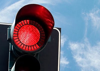 Circolazione stradale. L’ambulanza può attraversare col rosso ma con rigorosa prudenza.