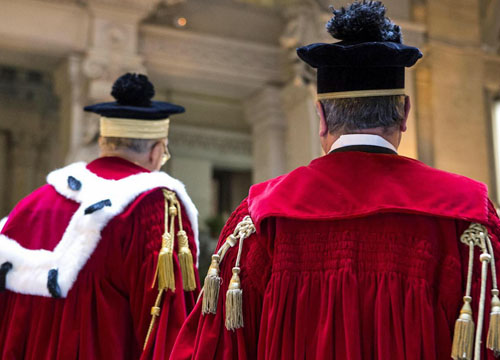 Ordinamento giudiziario - Disciplina degli illeciti disciplinari dei magistrati - Sanzioni applicabili - Prevista applicazione della sanzione della rimozione al magistrato che incorre in una condanna a pena detentiva per delitto non colposo non inferiore a un anno la cui esecuzione non sia stata sospesa, ai sensi degli artt. 163 e 164 del codice penale o per la quale sia intervenuto provvedimento di revoca della sospensione ai sensi dell'art. 168 dello stesso codice.-
Lesione delle prerogative del Consiglio superiore della magistratura - Introduzione sostanziale di una ulteriore ipotesi di interdizione dai pubblici uffici - Configurazione di una presunzione assoluta di incompatibilità con il rapporto di servizio in ragione della intervenuta condanna penale. - Questione di legittimità costituzionale: art. 12, c. 5°, del decreto legislativo 23/02/2006, n. 109. - Illegittimità costituzionale.