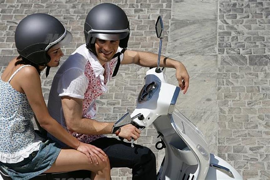 In due, in moto (omologata solo per una persona), entrambi senza casco: la co...