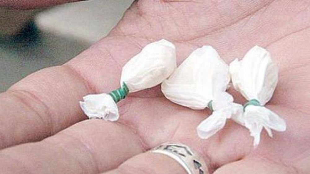 Per la Cassazione la fattispecie di lieve entità di cui all'art. 73, comma 5, del d.P.R. 9 ottobre 1990 n. 309 è caratterizzata dal fatto che il giudice è tenuto a valutare i
mezzi, le modalità e le circostanze dell'azione nonché la quantità e qualità delle
sostanze stupefacenti oggetto della condotta criminosa.-
Invece ai fini del riconoscimento della causa di non punibilità ex art. 131 bis cp devono invece essere considerate le modalità della condotta, il grado di colpevolezza da esse desumibile, l'entità del danno o del
pericolo, nonché il carattere non abituale della condotta.