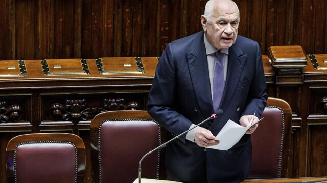 Al termine di una seduta fiume, durata circa 12 ore, la Commissione Giustizia della Camera ha concluso l’esame del Ddl sulla giustizia del ministro Carlo Nordio, che prevede tra l’altro l’abolizione dell’abuso d’ufficio. Respinti tutti gli emendamenti, il testo andrà in Aula nella formulazione identica a quella già approvata dal Senato. Il Ddl ha tra i suoi punti principali anche un ridimensionamento del perimetro del traffico di influenze illecite e un giro di vite sulla pubblicazione delle intercettazioni.
