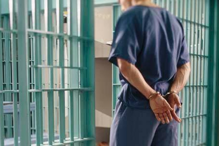 Consegna diretta di alimenti e giocattoli da parte del detenu...