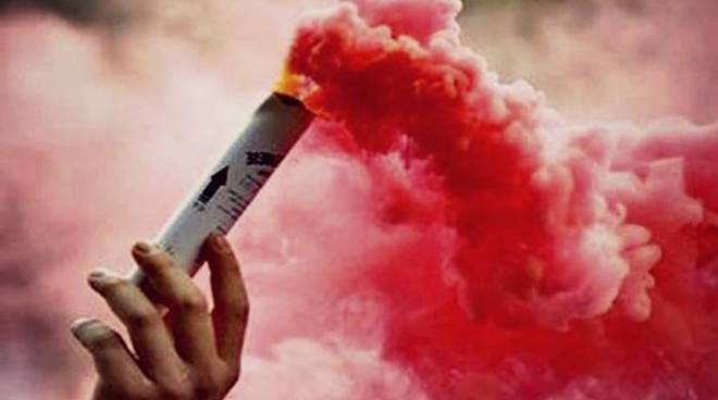 Reati di pericolo concreto. Accendere un fumogeno è reato? So...