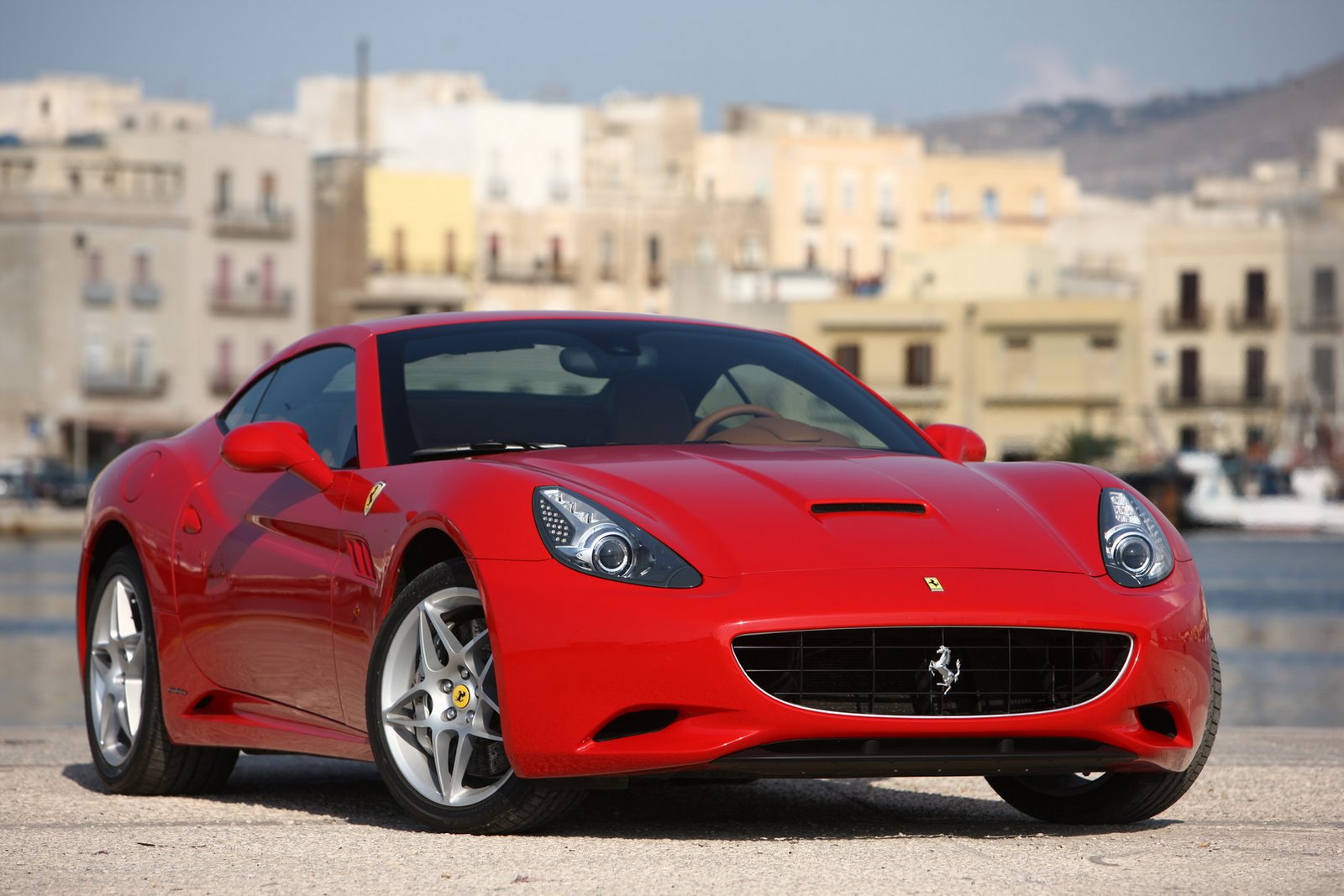 Il proprietario di una Ferrari che affida l’auto a un soggetto terzo per vend...