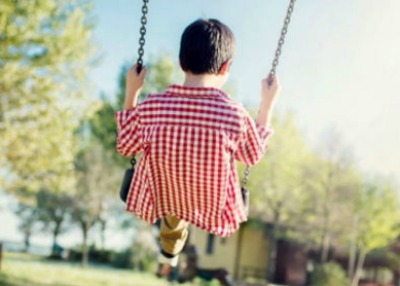 Bambino cade dall'altalena, senza maniglia di appoggio, di una struttura comu...