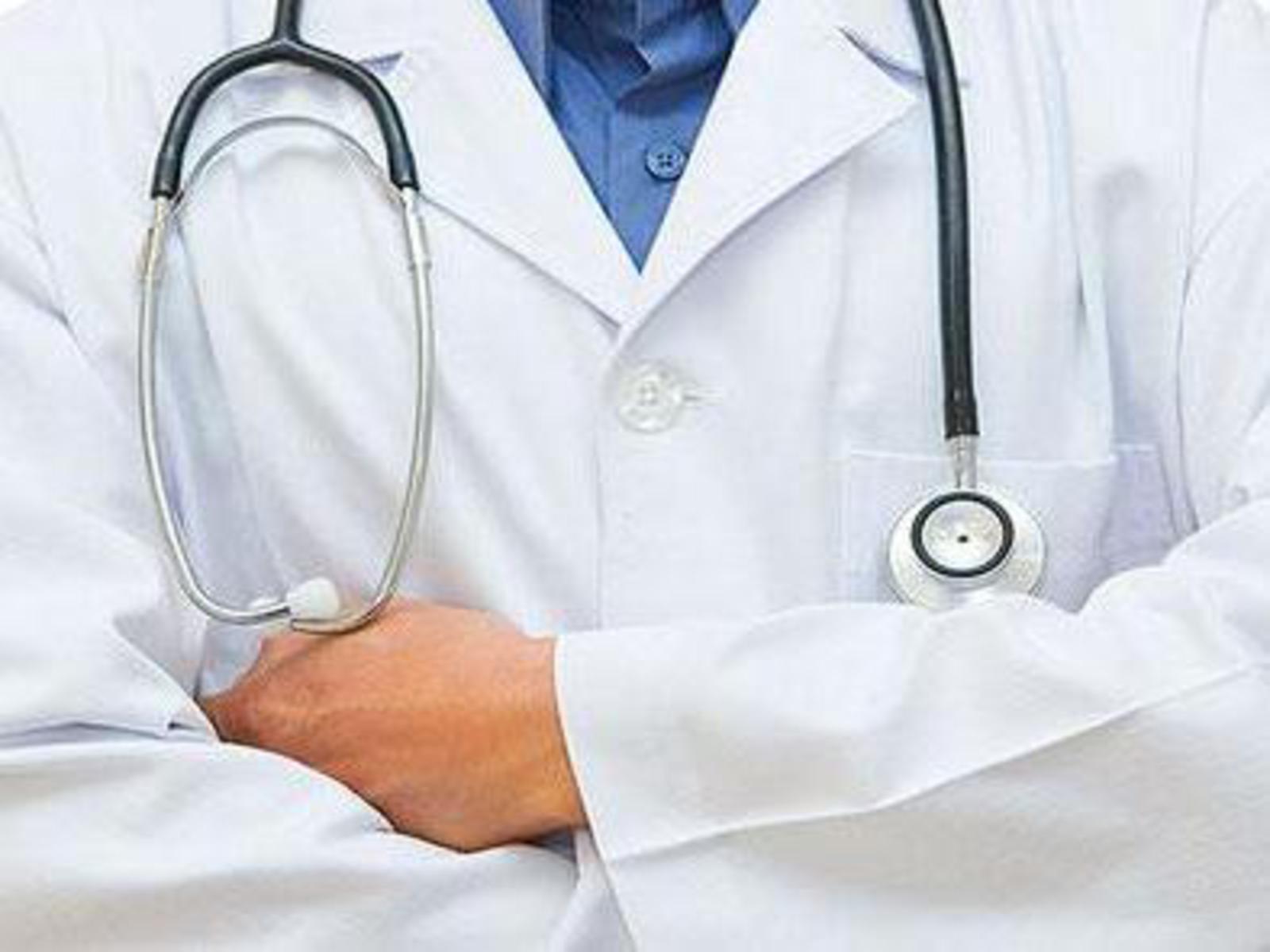 Una donna va dal medico curante lamentando un gonfiore allo s...