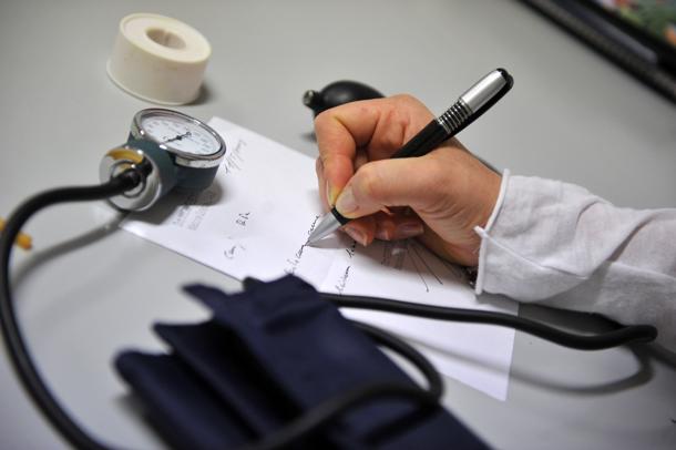 Lavoro - Licenziamento - Malattia del lavoratore - Assenza di certificato medico...