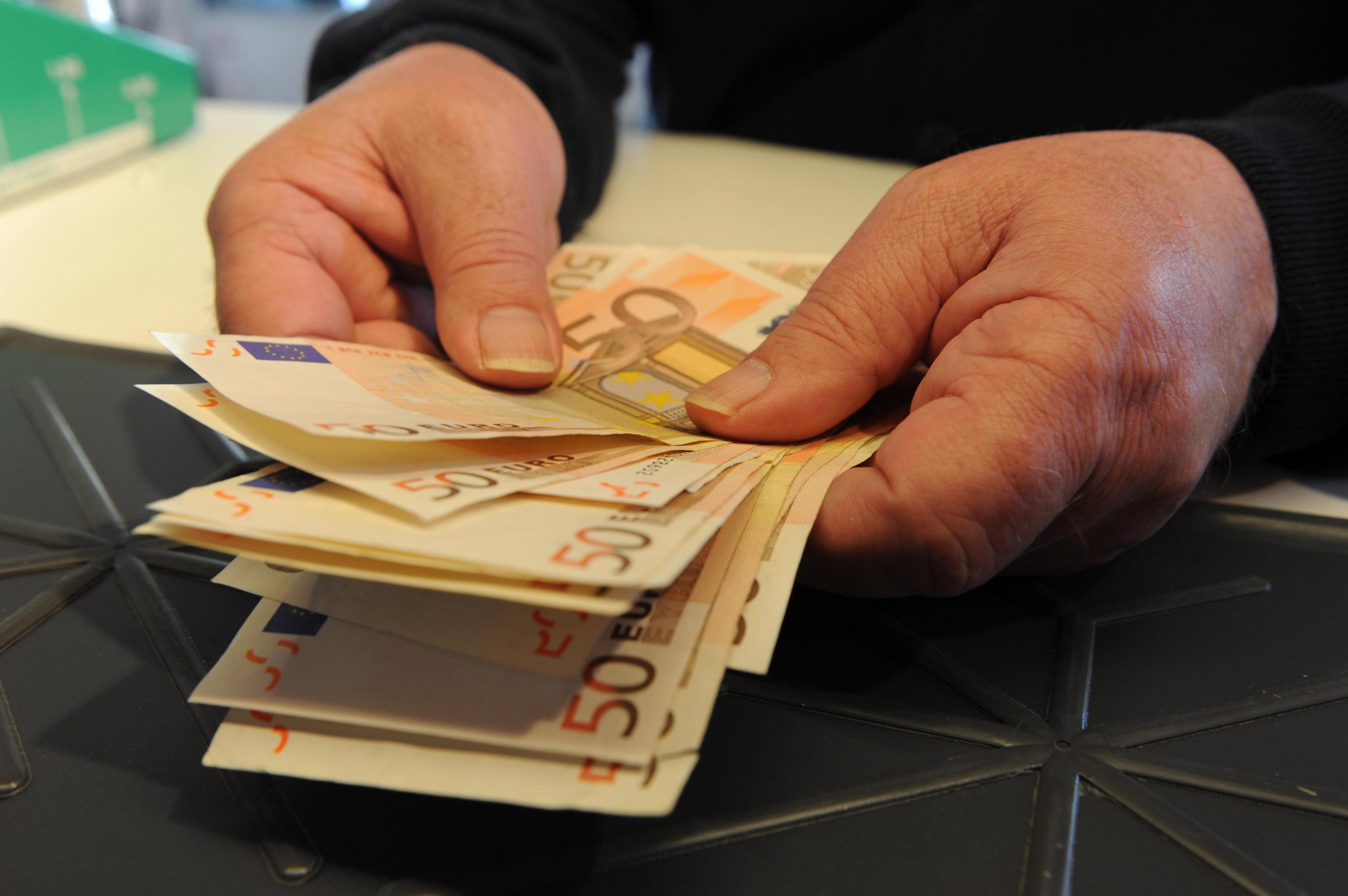 Siracusa: La delega a operare su conto corrente integra una procura. E’ un atto unilaterale con cui il titolare conferisce al delegato il potere rappresentativo di compiere operazioni per conto proprio. Ove il delegato prelevi e trattenga somme dal conto del delegante, non grava su quest’ultimo l’onere di provare l’insussistenza di una autorizzazione a trattenere le somme.