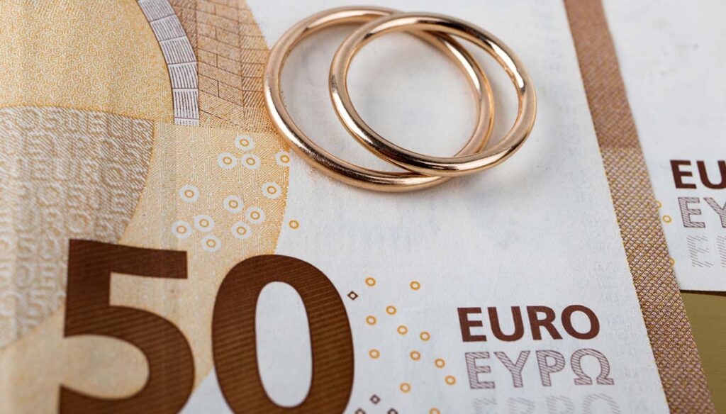 L’assegno di mantenimento a favore del coniuge, trovando fondamento nel diritto all’assistenza materiale derivante dal vincolo coniugale e non (come invece il mantenimento dei figli economicamente non indipendenti) nello stato di bisogno, non ha natura alimentare.