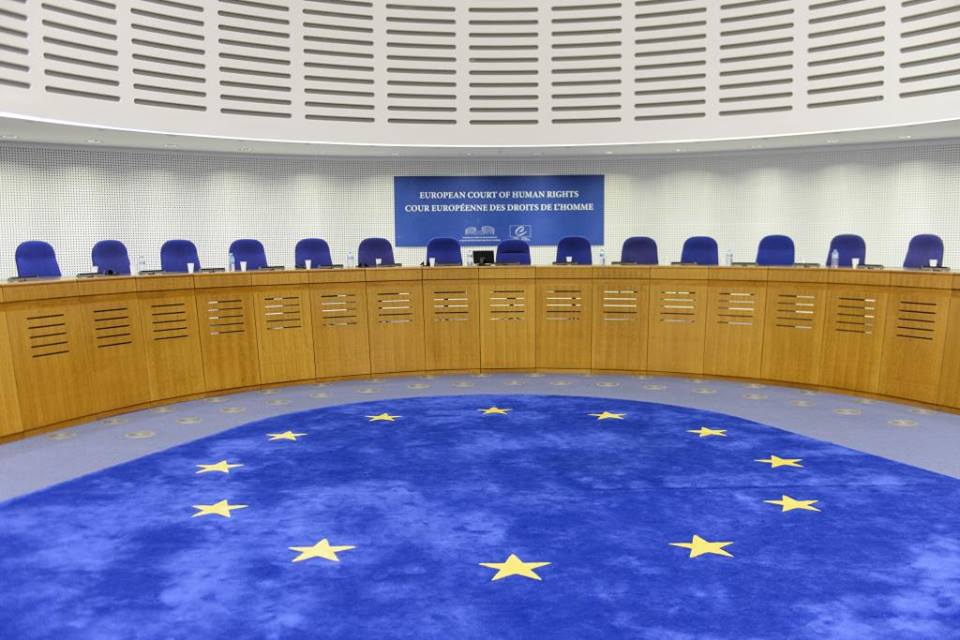 Una recente pronuncia della Corte di Strasburgo (AFFAIRE X c. ITALIE, Strasburgo, 9 ottobre 2025) sembra ridurre, se non negare, il valore del principio dell'interesse del minore, rafforzando le incertezze del diritto nazionale e allargando le lacune interpretative esistenti. La Corte, infatti, ha affermato l’insussistenza di violazioni del diritto alla vita privata e familiare, in relazione all’articolo 8 della Convenzione europea dei diritti dell’uomo, nel caso di una genitrice che, per effetto delle decisioni dello Stato italiano, aveva perso il legame con il proprio figlio intenzionale.