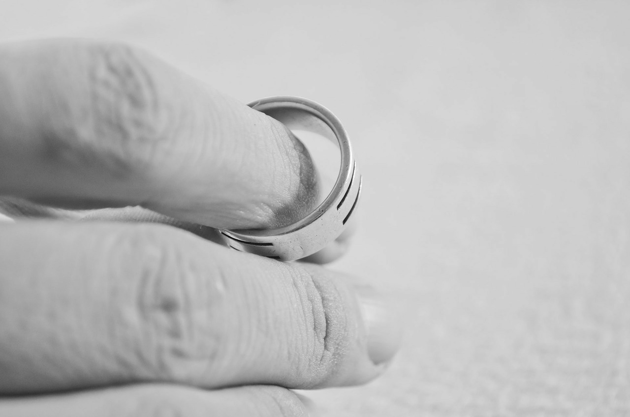 All’assegno divorzile in favore dell’ex coniuge deve attribuirsi, oltre alla natura assistenziale, anche natura perequativo-compensativa, che discende direttamente dalla declinazione del principio costituzionale di solidarietà, e conduce al riconoscimento di un contributo volto a consentire al coniuge richiedente non il conseguimento dell’autosufficienza economica sulla base di un parametro astratto, bensì il raggiungimento in concreto di un livello reddituale adeguato al contributo fornito nella realizzazione della vita familiare, in particolare tenendo conto delle aspettative professionali sacrificate.