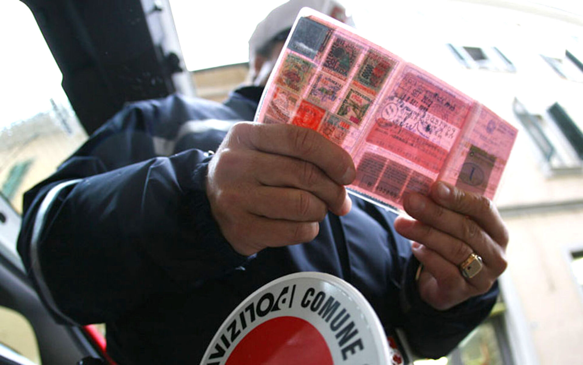 Guida senza patente, la recidiva infrabiennale resta reato.
Per la Consulta, sentenza n. 154 depositata oggi, la perduran...