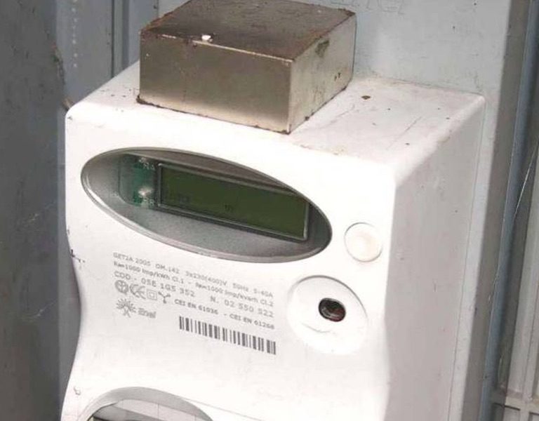 L’allaccio delle utenze all’abuso in cui si abita non fa scattare la prescrizione del reato edilizio. La mancanza di rifiniture definitive di interni ed esterni, quali infissi e intonaci, fa scattare la presunzione che saranno ultimate in futuro dopo l’accertamento di polizia da cui di norma decorre la prescrizione.