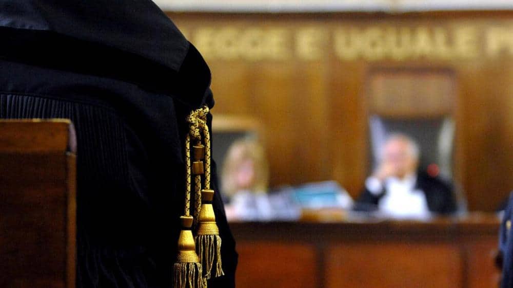 Scatta la sospensione per l'avvocato che non paga il canone dell'immobile o che,...