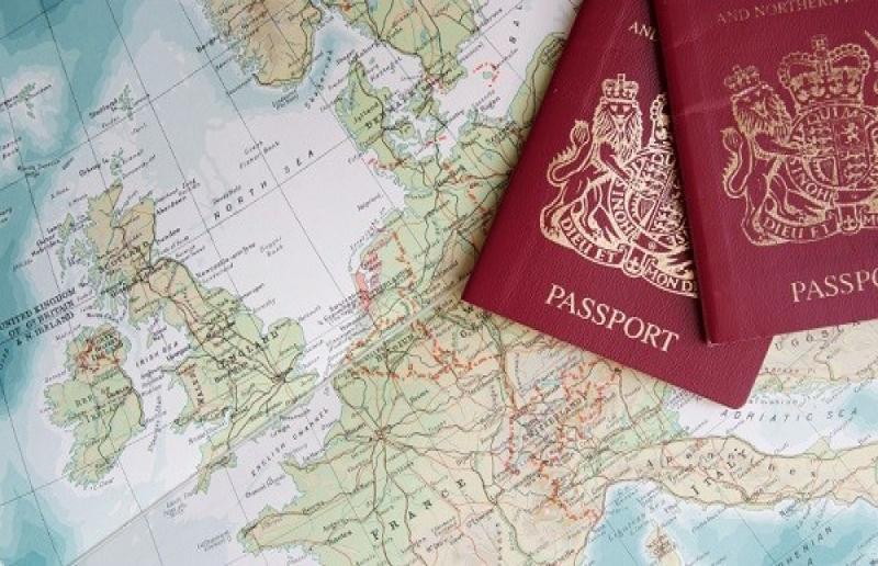 Il possesso di un passaporto falso valido per l’espatrio costituisce motivo sufficiente per procedere all’arresto obbligatorio, anche se in passato la Questura aveva già espresso dubbi sulla sua autenticità. La valutazione della legittimità dell’arresto deve essere effettuata “ex ante”, ossia basandosi esclusivamente sugli elementi disponibili e conosciuti al momento dell’arresto, senza considerare fatti o comunicazioni successive, in conformità ai principi sanciti dall’art. 497-bis e dall’art. 383 del codice di procedura penale. 