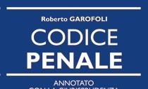Prepara uno striscione e lo espone al balcone della propria abitazione con la scritta mia madre truffata dal suo avvocato, indicando il nome ed il cognome del professionista. Condannato per diffamazione.