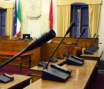 In consiglio comunale, il capogruppo dell'opposizione, pronuncia nei confronti del presidente del consiglio, la frase: non sei cosa di fare il presidente, sei cosa di vendere patate e mortadella. Il Presidente replicava sei un porco, un bastardo. Condannato il Presidente del Consiglio.