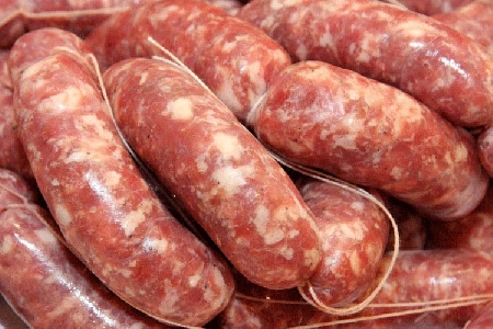 Macellaio detiene per la vendita salsiccia fresca piccante ro...