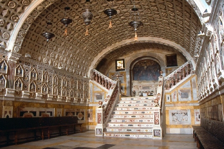 Un visitatore fa causa al custode del Duomo di Cagliari sostenendo che la caduta...