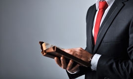 Praticante avvocato radiato per avere trattenuto un’ingente somma di denaro consegnatagli da un cliente per la partecipazione ad un incanto, senza fornire rendiconto e senza restituire la suddetta somma neppure a seguito di condanna in sede civile.
