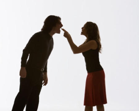 Vede la moglie, da cui è separato, con l’amante degli anni del matrimonio e li aggredisce e offende. Condannato