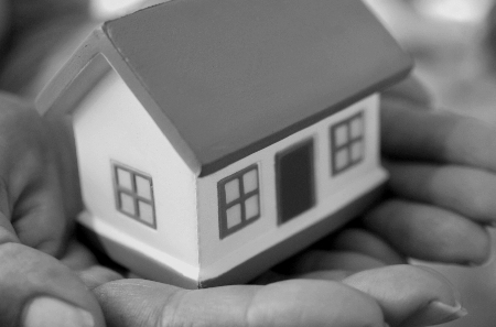 Un uomo si introduce nel domicilio altrui dicendo di essere il vicino di casa.-