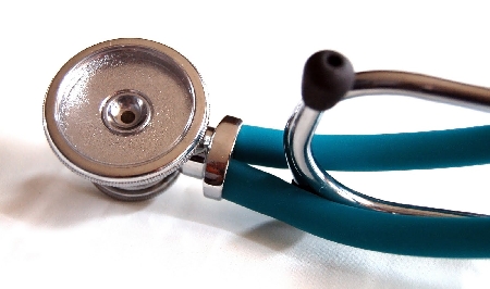 Il sanitario reperibile appena chiamato ha l’obbligo di presentarsi, sia per i casi di urgenza che per i casi non urgenti.