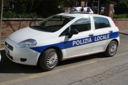 La polizia municipale usa violenza e minacce: è arresto illeg...