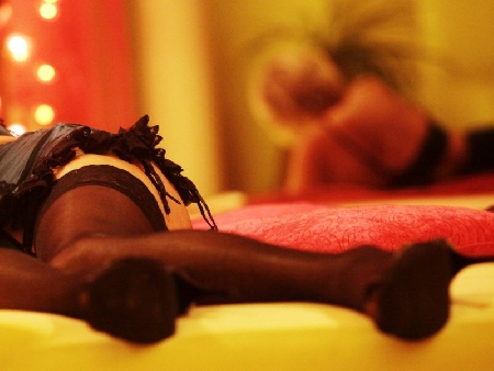 Affittare un appartamento ad una prostituta non integra il reato di favoreggiamento della prostituzione.