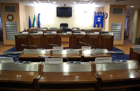 Alcuni consiglieri regionali sono accusati di avere falsamente attestato di avere la residenza in Comuni diversi dal capoluogo della Regione presso cui esercitavano le proprie funzioni istituzionali: per il PM questo sarebbe stato lo stratagemma per ottenere, indebitamente, il rimborso delle spese di trasferta spettante a chi non usufruisce dell’auto di servizio.