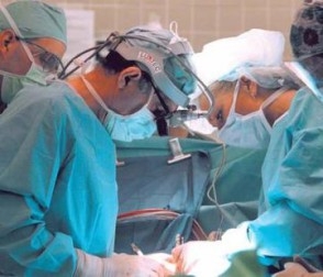 Cardiochirurgo esegue interventi chirurgici su pazienti che non ne hanno necessità a fini di lucro. E' omicidio per la cassazione.