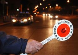 Un uomo alla guida di un ciclomotore passa un incrocio con il rosso e fermato dai CC si scaglia contro gli stessi spintonando uno dei militari contro l'autovettura di servizio e strattonando l'altro militare intervenuto in ausilio del collega.