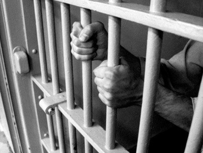Cittadino pakistano fortemente indiziato di avere consumato una strage in Pakistan con un potente ordigno esplosivo che uccise oltre 100 persone. Confermata dalla Cassazione la misura cautelare in carcere.