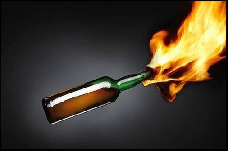 Apre una scuola di danza nel suo garage, ma l'iniziativa non piace ai suoi dirimpettai che gli lanciano due due bottiglie molotov contro la porta di ingresso.
