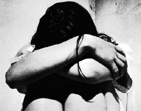 Bimba molestata sessualmente dal fratellastro e dalla sorella...