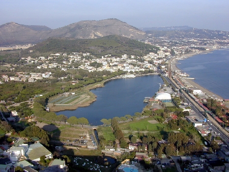 Demanialità delle acque - Requisiti - Fattispecie relativa al lago di Lucrino.