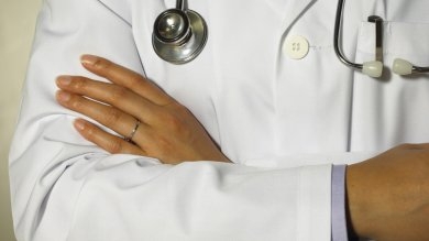 Medico indagato per falsi (materiali e ideologici) commessi nell’esercizio di attività di refertazione e di certificazione.
