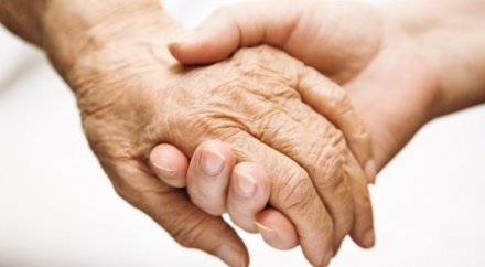 Circuisce l'amante, molto facoltoso, con cui da 40 anni intrattiene una relazione e che, dal 2004, è affetto da una sofferenza cerebrale,  prelevando dal proprio conto corrente anomale quantità di denaro, di cui la donna è risultata essere la beneficiaria.