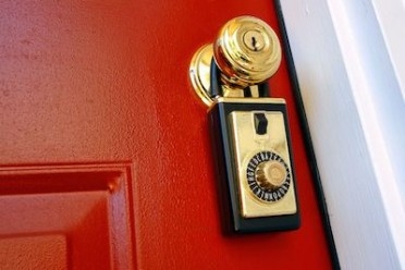 Violazione di domicilio: l'accertamento in ordine alla sussistenza, in capo al querelante, della titolarità dello ius excludendi alios non può essere ritenuto irrilevante.