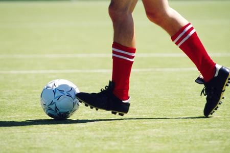 Allo stadio è scontro tra tifoserie. Le telecamere riprendono un tifoso con l'asta di una bandiera arrotolata in mano. E' condotta violenta?