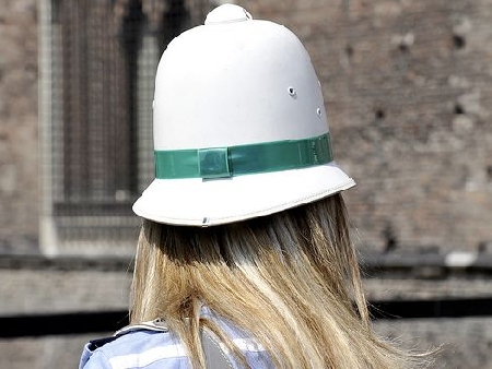 Automobilista palpeggia il sedere di un'agente di Polizia Municipale: è violenza sessuale.