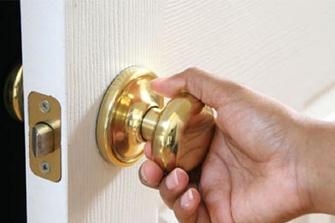 Mazara del Vallo. Portone chiuso in faccia a tre donne: le offese sono sprorzionate.