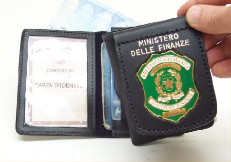 Si presenta in albergo come funzionario dell'Agenzia delle Entrate in missione. Mostra un documento e paga con un falso assegno postale.