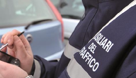 Aggredisce e offende pesantemente un ausiliario del traffico. Non è oltraggio a pubblico ufficiale.