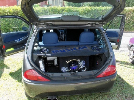 Impianto stereo in auto con tre amplificatori: due da 200 watts e uno da 1500 watts.