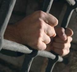 E' agli arresti domiciliari: litiga con la sorella e il cognato. Preferisce andare dai carabinieri e farsi arrestare piuttosto che stare con i familiari.