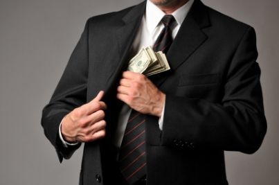 Il commesso giudiziario per 20 euro rilascia copie informali agli avvocati e elargisce altri favori. Non si tratta di corruzione.