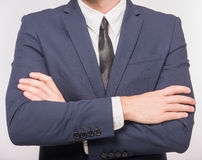 Commette esercizio abusivo della professione di avvocato chi, in mancanza di iscrizione all’albo professionale, compie atti di competenza esclusiva della professione forense, quali note difensive, istanze di rinvio, atti di reclamo.